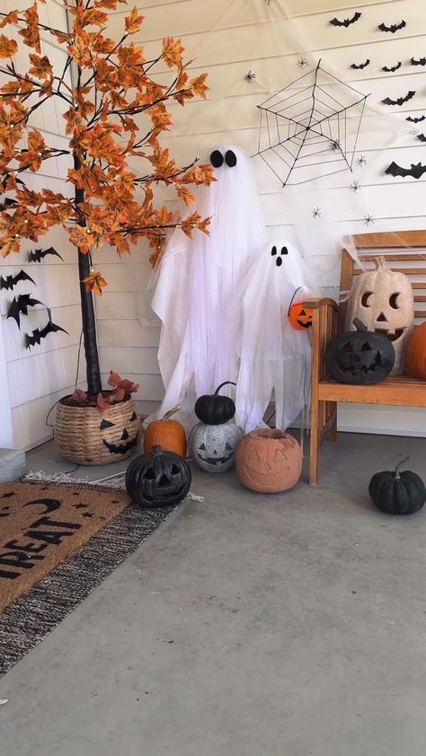 Mommy & Me Outdoor Ghosts 👻👻  I love how these turned out! I used the simple tomato cage method for the mommy ghost, except I like to layer with cheese cloth (aka creepy cloth) and top with tulle!   For the little ghost, I used a metal paper towel stand, and then placed it on a plant stand with zip ties.   The ghost I tore apart and used the pieces for the arms ,arms & head for little one) are from Dollar Tree (not in stores yet). Materials, lights, etc… including my outfit are linked in LTK!   Save for your Spooky Season decorating 🖤👻🎃 . Hollween Decorations, Diy Halloween Graveyard, Outdoor Ghosts, Tomato Cage Crafts, Easy Outdoor Halloween Decorations, Diy Halloween Gifts, Halloween Bedroom Decor, Diy Mommy, Halloween Office