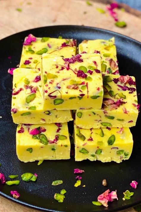 Rasmalai Fudge Divali Cakes Sweets, Diwali Mithai Recipes Easy, Fusion Desserts Ideas, Fusion Vegetarian Recipes, Healthy Diwali Sweets, Rakhi Sweets Ideas, Indian Desserts Fusion, Diwali Fusion Desserts, Easy Indian Fusion Desserts