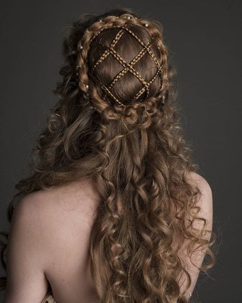 Historical Hairstyles, Medieval Hairstyles, Fest Outfits, Fantasy Hair, Hair Reference, Aesthetic Hair, Fesyen Wanita, Hair Dos, Pretty Hairstyles