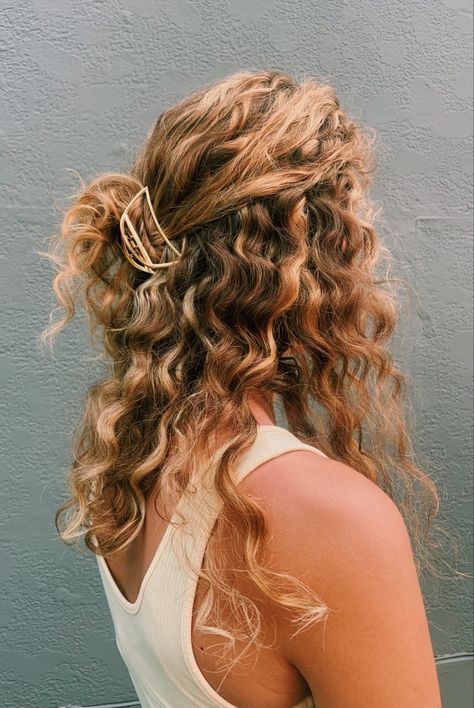 Blond Dyed Curly Hair, Strawberry Blonde Hair Curly Natural, Blonde Curly Hair Styles Naturally, Curly Hair Strawberry Blonde Highlights, Strawberry Blonde Curly Hair Highlights, Blond Curly Hair Aesthetic, Medium Curly Blonde Hair, Medium Length Curly Blonde Hair, Strawberry Blonde Balayage Curly Hair