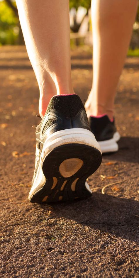 Can walking actually get you slimmer? Believe it: A trio of pros share how to use this simple workout to transform your body. Walking For Health, Benefits Of Walking, Skin Natural Remedies, Run Runner, Fitness Photos, Walking Exercise, Haruki Murakami, Fitness Experts, Toning Workouts