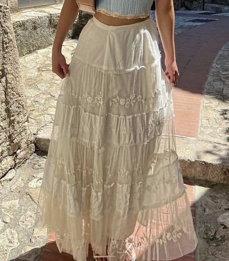 Vintage Flowy Skirt, Feminine Core Outfit, Flowy Casual Dresses, Whimsical Skirt Outfit, Greek Fall Outfits, White Flowy Outfit Aesthetic, Long Skirt Small Top, Boho Skirt Outfit Plus Size, Maxi Skirt Cottagecore
