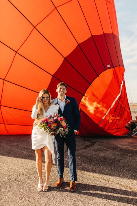 Prepare for hot-air balloon elopements to be a thing! This rad inspiration shows that it's the new cool way to get married! Balloon Engagement Pictures, Hot Air Balloon Outfit, Hot Air Balloons Photography, Hot Air Balloon Wedding, Vacation Usa, Mom Wedding, Wedding Balloons, Photoshoot Inspiration, Green Wedding