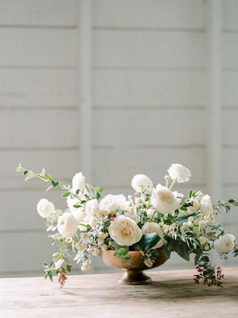 Ranunculus Centerpiece, White Flower Arrangements, Tafel Decor, White Ranunculus, Flower Arrangement Designs, Unique Wedding Flowers, Wedding Floral Centerpieces, Floral Arrangements Diy, Flower Centerpieces Wedding