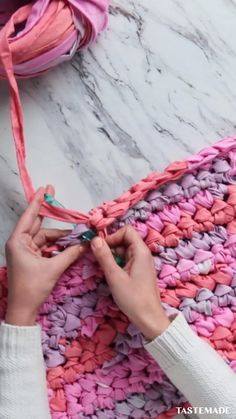 Karpet Perca, Tapis Diy, Rag Rug Diy, Diy Sy, Rag Rug Tutorial, Rug Crochet, Crochet Rag Rug, Braided Rug Diy, Braided Rag Rugs