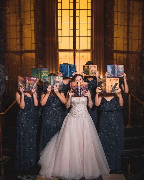 Bride/bridesmaids take photos with each of the seven books Harry Potter, Wedding Ideas, Harry Wedding, Wedding Themed, Harry Potter Wedding, Harry Potter Theme