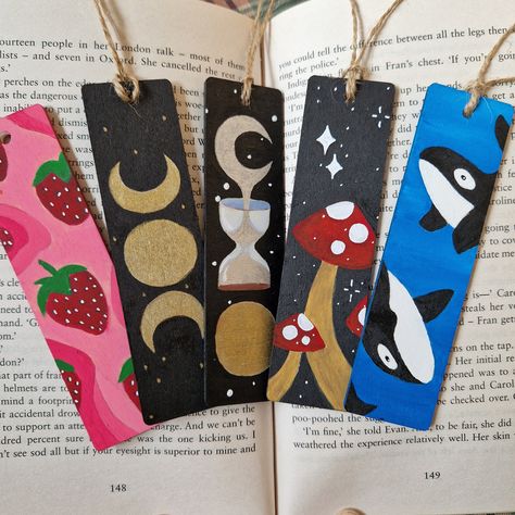 Painted Wooden Bookmark Ideas, Wooden Bookmarks Painted, Cute Bookmark Painting Ideas, Custom Bookmarks Diy, Design For Bookmarks, Diy Painted Bookmarks, Bookmark Design Art, Book Mark Painting Ideas, Book Mark Design Ideas