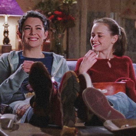 Lorelai And Rory Gilmore Aesthetic, Golmore Girls Aesthetics, Gilmote Girl Aesthetic, Gilmore Girls Asthetics, Rory And Lorelai Aesthetic, Glimore Girls Poster, Gilmore Girls Widget, Gilmore Girls Aesthetic Poster, Girlmore Girls Aesthetic