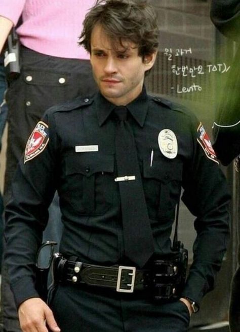 Hugh Dancy in uniform. I like him better in the path with his short hair. I think it more his characters personality. He would have made a great Christian Grey! Jude Law, Will Graham Hannibal, Hannibal Series, Hot Cops, Johny Depp, Nbc Hannibal, Online Comics, Photographie Portrait Inspiration, Will Graham
