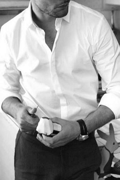 It's really easy to be stylish- a good white shirt and an elegant watch Winter Soldier, Gentleman Style, Best White Shirt, White Shirt Men, Classic White Shirt, Mens Fashion Smart, Elegant Man, The Perfect Guy, Sharp Dressed Man