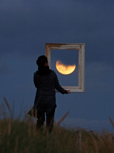 French landscape astrophotographer and astronomy journalist Laurent Laveder who shows how some simple props and a bit of imagination can turn the moon into anything you like. Charcoal Drawings, Bohol, Photo Illusion, Seni Arab, Forced Perspective, Shoot The Moon, Digital Photography School, Foto Tips, Moon Photography