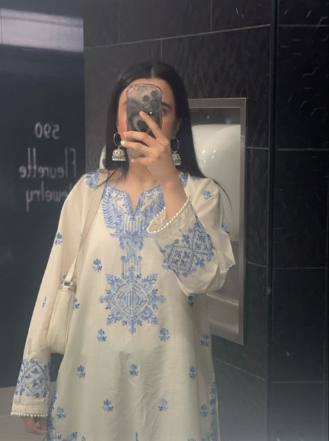 Aesthetic Pakistani Outfits Casual, Desi Sleeves Design, Simple Suits Indian Cotton, Chicken Kurta Design, Pakistani Kurtas Casual, Indian Kurti Outfit Ideas, Aesthetic Suit Indian, White Short Kurti Designs, White Suits For Women Indian Casual