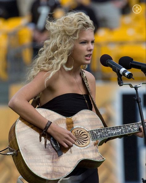 On September 24, 2006 Taylor Swift performed the national anthem & at halftime at the Steelers game in Pittsburgh. This performance was the first time she for a crowd of 50,000+ people. She released her debut album a month later. Taylor Swift 2006, Swift Photo, Photo Organization, Taylor Swift Album, Long Live Taylor Swift, Live Taylor, National Anthem, Taylor Swift Pictures, Taylor Alison Swift