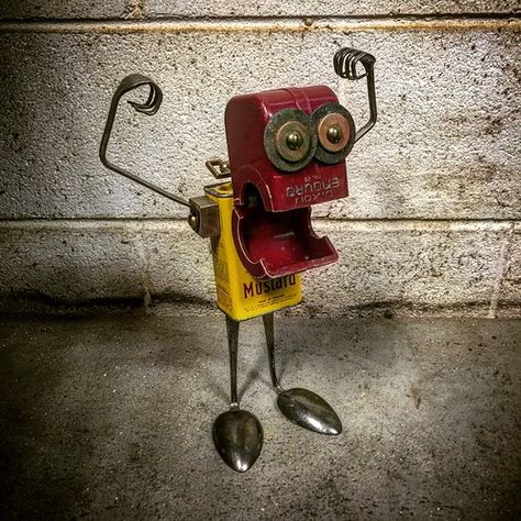 Eve Online, Art Gadgets, Sculpture Assemblage, Recycle Sculpture, Metal Robot, Robot Sculpture, Recycled Art Projects, Mike Mignola, Object Art