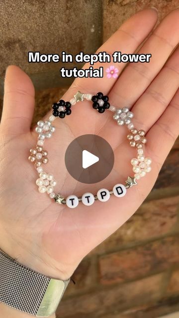 Flower Bead Friendship Bracelet, How To Make A Flower Friendship Bracelet, Beaded Jewelry Flower Tutorial, How To Flower Bead Bracelet, Bead Bracelet Flower Tutorial, Taylor Swift Bracelets Diy Tutorials, Friendship Bracelets Tutorial With Beads, Eras Tour 13 Hand Tutorial, Taylor Bracelet Ideas Ttpd