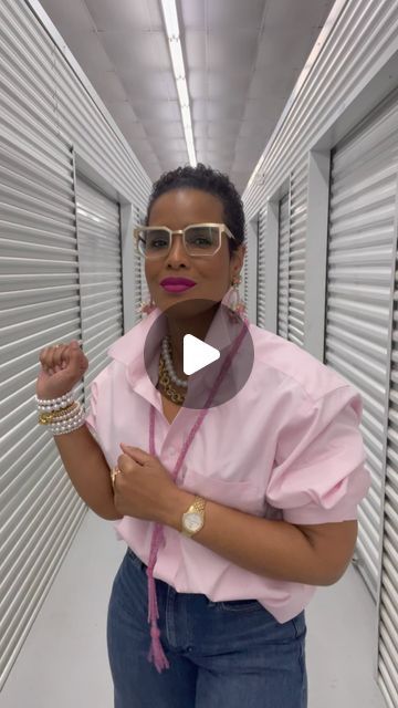 Bengela Holmes on Instagram: "Hope this helps!   Now who is going to the thrift to grab an oversized button down shirt? 🤔  #unwastedresale #tipsandtricks #oversizedshirts #fashionreels #stylingtips" Backwards Button Down Shirt, Style Bottom Up Shirt, Shirt Buttoning Hacks, Diy Button Down Shirt Ideas, Oversized Button Down Shirt Hacks, How To Style Mens Button Up Shirts Women, Different Ways To Style Button Up Shirt, Ways To Wear Button Down Shirt Women, How To Wear A Boyfriend Shirt