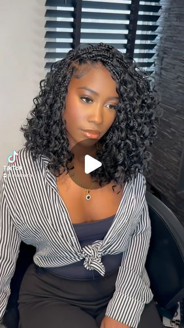 MAÉ HAIR | HUMAN BULK HAIR | NETHERLANDS on Instagram: "Use our water wave curls for the perfect boho bob braids 😻  Bestel via www.maehair.nl.  #stitchbraids #knotlessbraids #softlocs #invisblelocs #islandtwist #atlhairstylist #atlbraider #amsterdambraids #braidersinatlanta #braidersamsterdam #twist #bohotwist #knotlesstwist #passiontwist #braidsnederland #braidsamsterdam #braidsrotterdam #vlechten #vlechtenrotterdam #vlechtenamsterdam #bulkhair #bulkhairextensions #bulkhairnederland #maehairnl #bohobraids #bohemianbraids #braideramsterdam #braidernetherlands #blackgirltiktok #bohobraidsnederland" Rotterdam, Boho Braid Bob Braids, Water Wave Boho Braids, Bob Boho Braids Hairstyles, Boho Braided Bob, Water Curls Braids, Bob Braids With Curls, Boho Braid Bob, Braids With Water Wave Hair