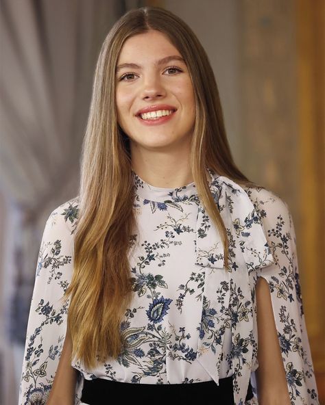 new official portraits of Princess Leonor and Infanta Sofia – The Real My Royals Spanish Royalty, Princess Leonor And Infanta Sofia, Leonor Princess Of Asturias, Sofia Of Spain, Pictures Of Princesses, Princess Of Spain, Princess Leonor, Royal Family News, Pretty Ballerinas