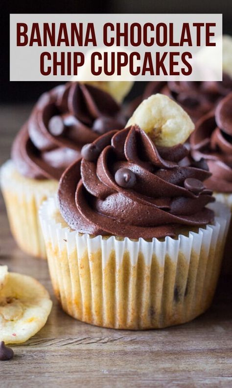 Banana Chocolate Cupcakes Recipe, Essen, Banana Cupcakes With Chocolate Frosting, Chocolate Chip Banana Cupcakes, Banana Chocolate Chip Cupcakes, Banana Chocolate Cupcakes, Banana Cupcakes Easy, Banana Cupcake Recipe, Flavoured Cupcakes