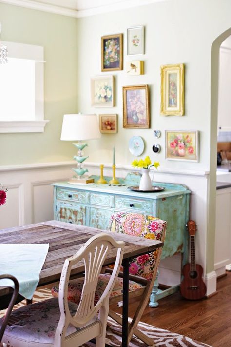 Colorful Cottage Dining Room, Colorful Farmhouse Dining Room, Colorful Cottage Interiors, Colorful Farmhouse Decor, Magical Interior, Shabby Chic Dining Tables, Colorful Dining Room, Railing Designs, Shabby Chic Dining Room