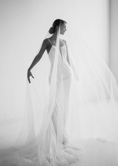 Be Stunning In Your Minimalist Wedding Dress Choice - Once Wed Wedding Dress Photoshoot, Bridal Styled Shoot, Wedding Dress Photography, Minimal Wedding Dress, Bridal Portrait Poses, Wedding Portrait Poses, Preowned Wedding Dresses, Minimalist Wedding Dresses, Photographie Inspo