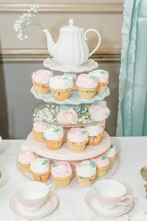 Tea Party Bridal Shower Decorations, Tea Party Baby Shower Theme, Bridal Shower Tea Party Theme, Tea Party Wedding Shower, Baby Tea Party, Baby Tea, Wedding Shower Party, Tea Party Cake, Bridal Shower Inspo