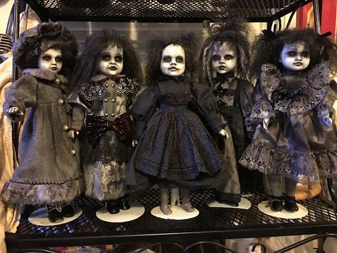 Creative Daze with Geri: How I Create Gothic Girls & Zombie Babies from Repurposed Porcelain and Baby Dolls Scary Baby Dolls, Creepy Doll Halloween, Diy Halloween Dekoration, Creepy Baby Dolls, Zombie Dolls, Scary Dolls, Creepy Doll, Doll Halloween, Haunted Dolls