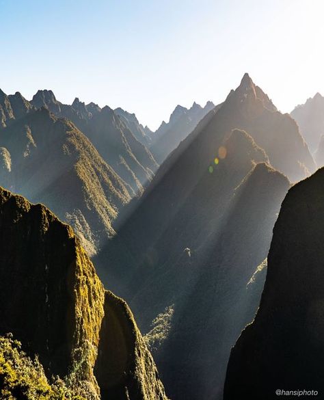 Beams of light and jagged peaks in the Andes Mountains. Machu Picchu Peru [OC][4287x5298] Loreto, Mountain Drawing Simple, Peru Mountains, The Andes Mountains, Beams Of Light, Salvation Mountain, Machu Pichu, Machu Picchu Peru, Geometric Mountain