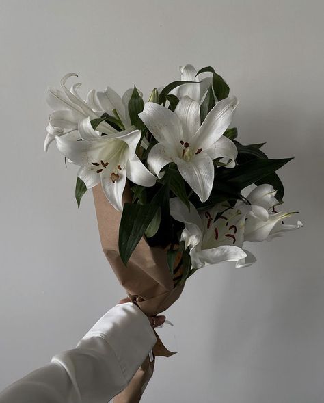 Berries Photography, White Calla Lily Bouquet, Lily Bouquet Wedding, Lilly Flower, Boquette Flowers, Lily Bouquet, Tulip Bouquet, Calla Lillies, Nothing But Flowers