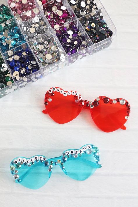 Taylor Swift Inspired Heart Friendship Glasses. Make friendship bracelet inspired heart glasses to wear to the Eras Tour or to celebrate being a Swiftie! Lover Glasses Taylor Swift, Eras Tour Glasses Diy, Taylor Swift Glasses Diy, Heart Glasses With Beads, Taylor Swift Inspired Crafts, Taylor Swift Heart Glasses, Eras Tour Glasses, Eras Tour Sunglasses, Taylor Swift Glasses