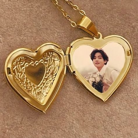 Heart Locket Aesthetic, Taehyung Necklace, Taehyung Heart, Bts Necklace, Locket Ideas, Necklaces Heart, Heart Image, Necklace Locket, Vintage Locket