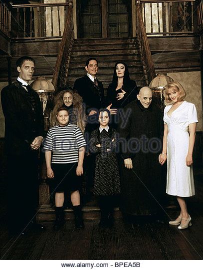 RAUL JULIA CHRISTINA RICCI ANJELICA HUSTON CHRISTOPHER LLOYD ADDAMS FAMILY VALUES (1993) - Stock Image Adams Family Costume, Addams Family Tv Show, Los Addams, Raul Julia, Addams Familie, Addams Family Movie, Addams Family Values, Charles Addams, Addams Family Costumes