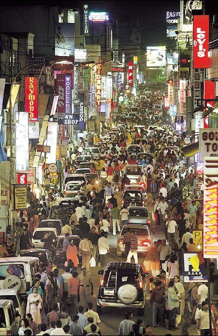 Great shot that shows how crowded India can be. Bangalore Night Life, Bangalore Traffic, Commercial Street Bangalore, Crowded Street, Crowded Place, Crowded City, Indian City, Bangalore City, India Street