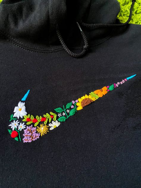 Easy Hoodie Embroidery, Simple Embroidery Designs Hoodie, Embroidery Flowers On Clothes, Hoodie Hand Embroidery, Embroidery Designs Clothing, Hoodie With Embroidery, Embroidery Clothing Designs, Embroidery Hoodie Designs, Embroidery Patterns On Clothes