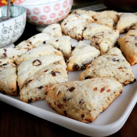 Simple Scones Simple Scones, Breakfast Potluck, Basic Scones, Raisin Scones, Scones Recipe Easy, Scones Easy, Scones Recipe, Sweet Bakery, Holiday Breakfast