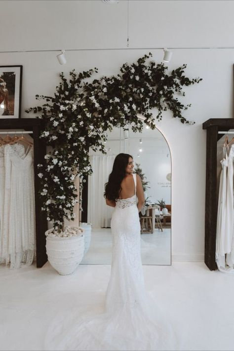 Wedding Dress Store Interior Design, Bridal Dress Store, Wedding Dresses Boutique, Wedding Dress Salon Interior, Bridal Boutique Aesthetic, Bridal Boutique Decor, Small Bridal Boutique Interior Design, Bridal Shop Design, Wedding Store Interior Design