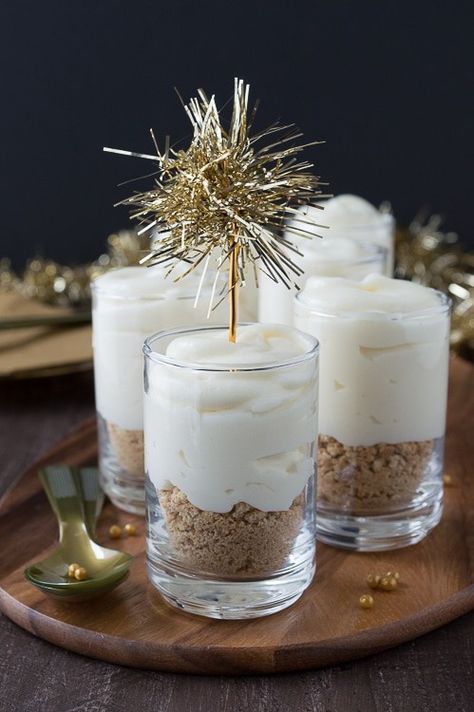 White Chocolate Champagne Cheesecake Shooters Nye Snacks, Champagne Cheesecake, Nye Desserts, Nye Appetizers, Silvester Snacks, Cheesecake Shooters, New Year's Snacks, New Years Eve Dessert, Champagne Recipe