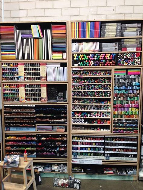 Wow! I wish my supplies were this organized - but it does get me thinking... #teaching #art #supplies #organization Studio Seni, Art Materials Organization, Tapeta Harry Potter, I Love Art, Art Supplies Storage, Art Studio Room, Art Studio Organization, Bilik Tidur, Studio Organization