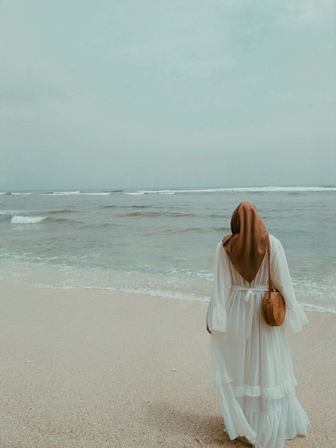 Ootd Mantai, Pantai Aesthetic, Outfit Pantai, Couples Beach Photography, Ootd Poses, Happy Girl Quotes, Hijab Aesthetic, Beach Photography Poses, Fotografi Alam Semula Jadi