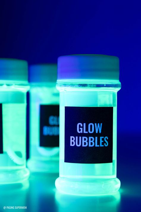 DIY Glow Bubbles for Blacklight Parties and more Black Light Party Ideas via @pagingsupermom Glow Bubbles, Shed Inspiration, Mermaid Party Games, Glow In Dark Party, Neon Birthday Party, Diy Kid Activities, Glow Birthday Party, Diy Glow, Neon Birthday