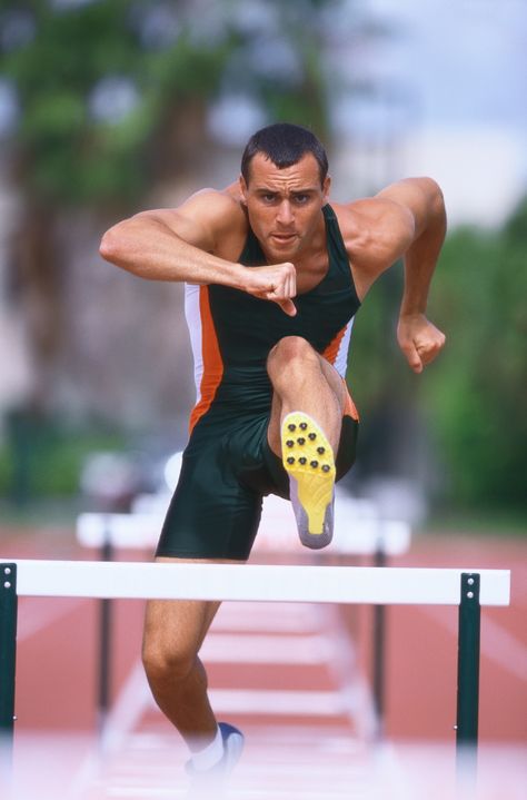 Pose idea for next shoot. Hurdler facing forward to cam Leg Workouts, Jumping Hurdles, Hurdles Track, Killer Leg Workouts, Track Senior Pictures, Ace Fitness, Month Workout Challenge, Leg Workout Routine, Cardio Workout At Home