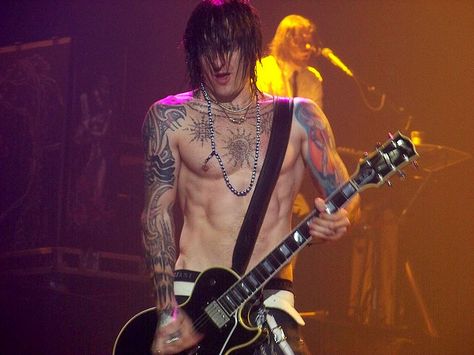 Richard Fortus Guitar, Richard Fortus, Izzy Stradlin, 80s Poster, Guitar Players, Guitar Player, Zeppelin, Rock N Roll, Rocker