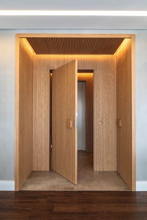 Descubra por que a marcenaria planejada faz a diferença nestes 18 projetos - Casa e Jardim | Marcenaria e móveis planejados Office Interior Design, Modern Interior Design, Modern Room Design, Door Design Modern, Hidden Door, Room Doors, Wooden Doors, تصميم داخلي, Door Design