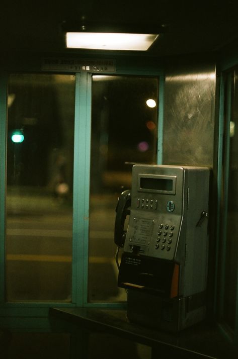 black telephone booth during night time photo – Free Phonbox Image on Unsplash Public Phone Aesthetic, Y2k Telephone, Pay Phone Aesthetic, Telephone Booth Aesthetic, Dark Retro Aesthetic, Phone Booth Aesthetic, Bank Aesthetic, Black Telephone, Screen Printing Art