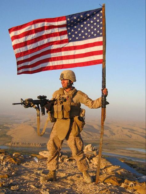 .defending the American Flag - long may it wave ..j Patriotic Pictures, I Love America, Us Marine Corps, Us Soldiers, Military Heroes, Us Marine, Military Police, American Soldiers, Old Glory