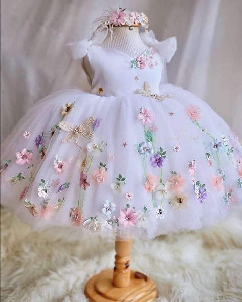 Babies dresses, kids clothes Newborn Baby Dress Design, Birthday Dress For Baby Girl, Baby Frock Designs, Paper Flower Design, Kids Birthday Dresses, Beads Ornaments, Bow Tie Design