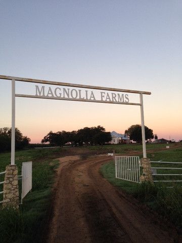 Driveway Entrance Signs, Property Sign Ideas, Land Entrance Ideas, Farm Gate Design, Farm Entry Sign, Property Signs Country, Farmhouse Gate Entrance, Ranch Signs Entrance, Joanna Gaines Blog