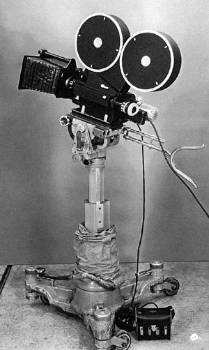 Old Hollywood Camera, History Of Cinema, Vintage Cinema Aesthetic, Cinema History, Vintage Cinema, Film Projector, Old Cinema, Singin’ In The Rain, Hollywood Cinema