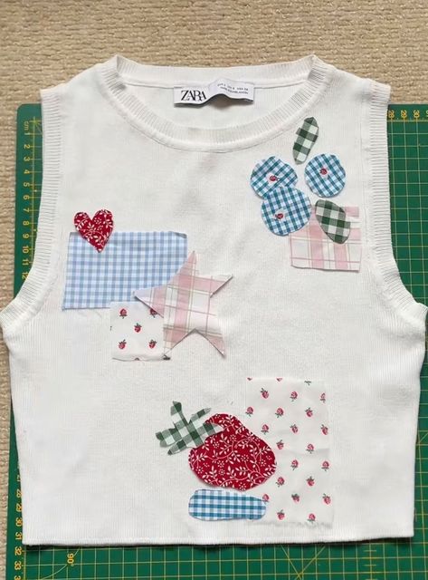 Patchwork Embroidery Hand Stitching, Upcycle Clothes Easy, Easy Embroidery Ideas Clothes, Easy Sewing Projects Clothes Upcycle, Shirt Stiching Ideas, Scrap Fabric Shirt, Clothes Embroidery Diy Ideas, Paint Pants Ideas Aesthetic, Patchwork Letter Shirt