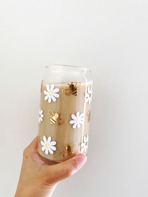 I love the double-walled feature, no condensation Cup Of Sunshine, Glass Tumbler Design, Cricut Projects Easy, Coffee Glass Cup, Trendy Water Bottles, Cute Coffee Cups, Projets Cricut, Vinyl Tumblers, Coffee Cup Design